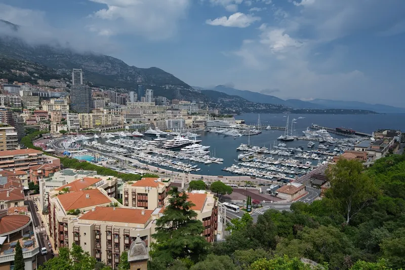 Porto com barcos ancorados junto a cidade